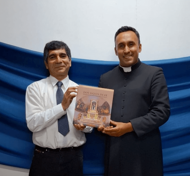 Portada del libro Dos Siglos de Fe - 200 años de la parroquia Nuestra Señora del Carmen